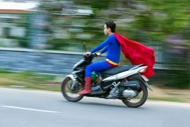 Aksi lucu 10 pengendara motor pakai kostum superhero ini nyeleneh abis