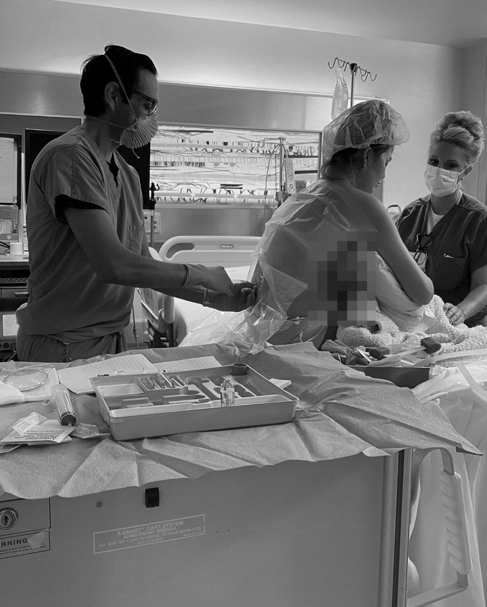 5 Potret sedih Chrissy Teigen di RS usai keguguran & pendarahan hebat