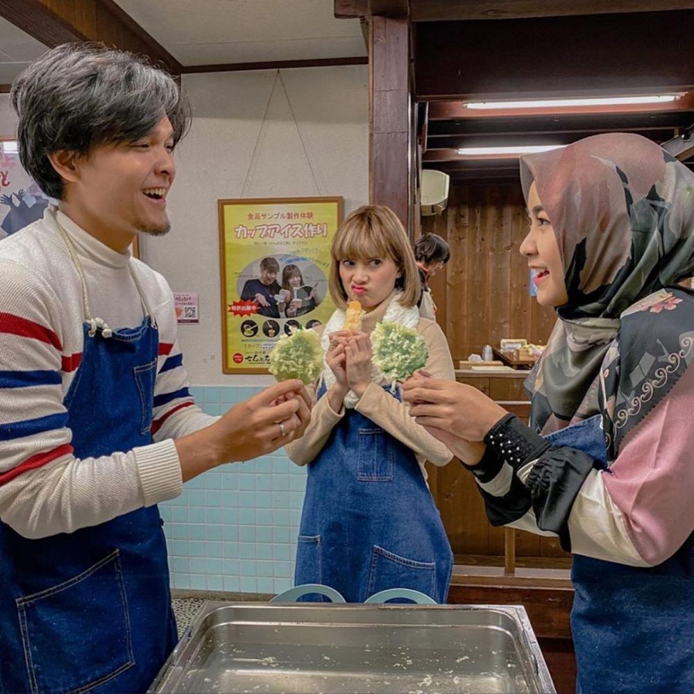 Potret 8 seleb pasrah jadi 'obat nyamuk', posenya kocak