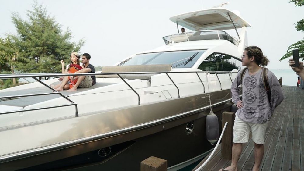 Potret 8 seleb pasrah jadi 'obat nyamuk', posenya kocak