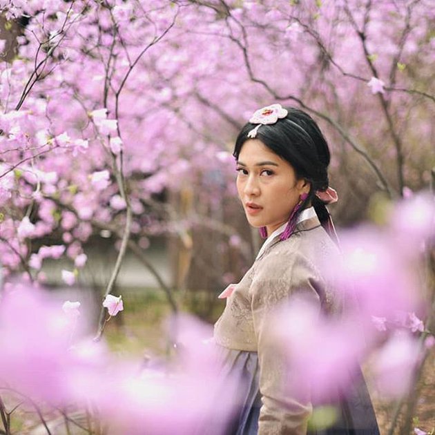 Gaya 10 seleb pemotretan dengan hanbok, pesonanya makin terpancar