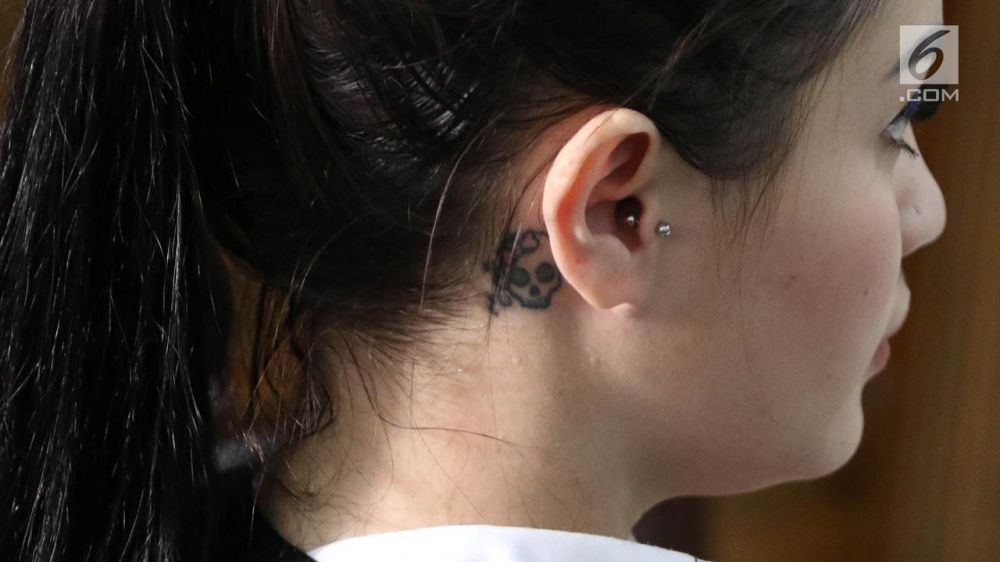 Biasa ditutupi, ini momen 15 seleb cantik tak sengaja perlihatkan tato