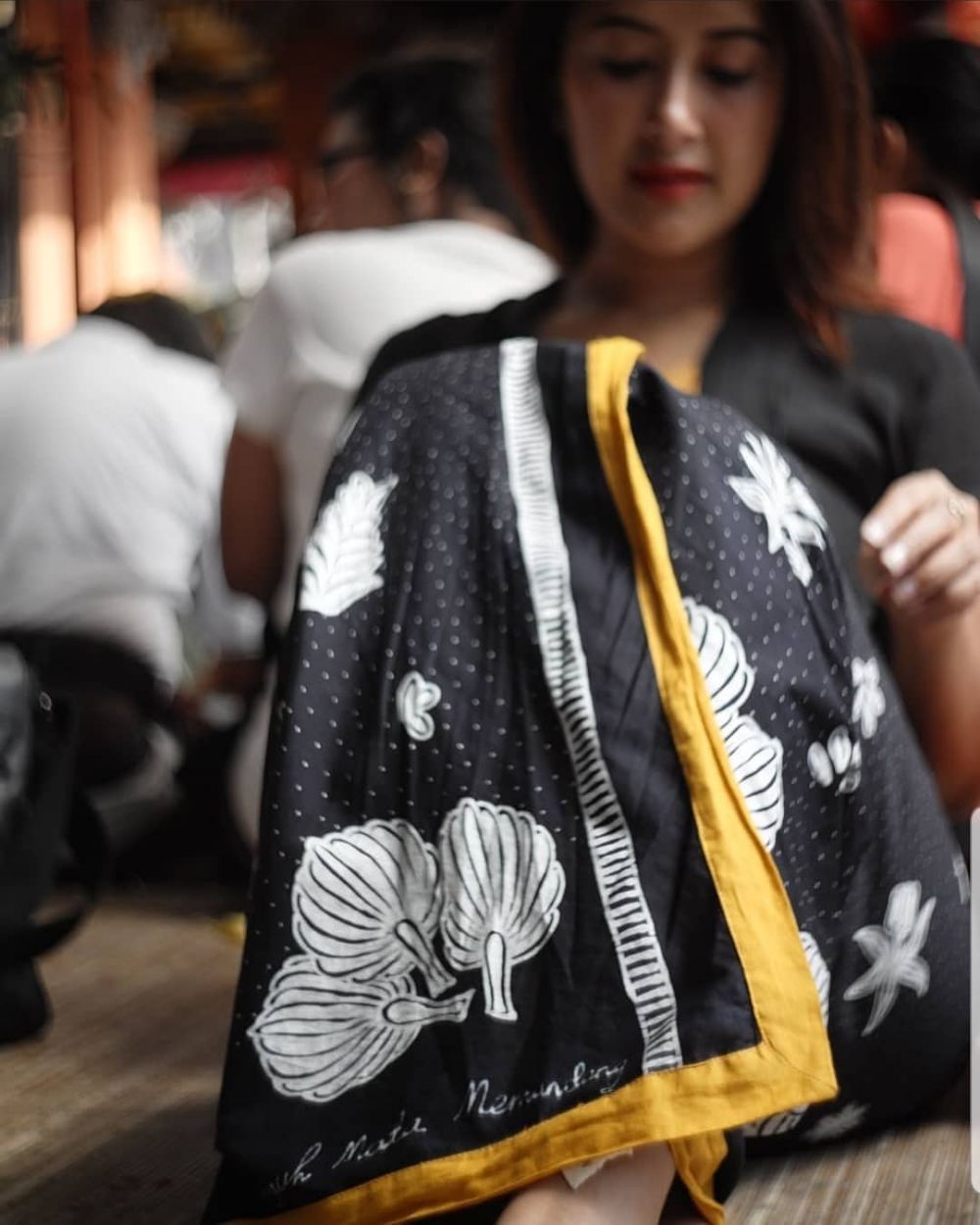 10 Momen seleb peringati Hari Batik Nasional, unggah foto busana batik