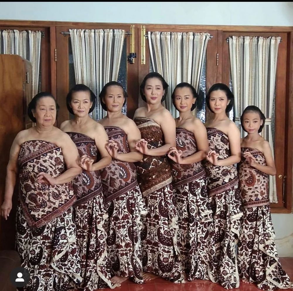 10 Momen seleb peringati Hari Batik Nasional, unggah foto busana batik