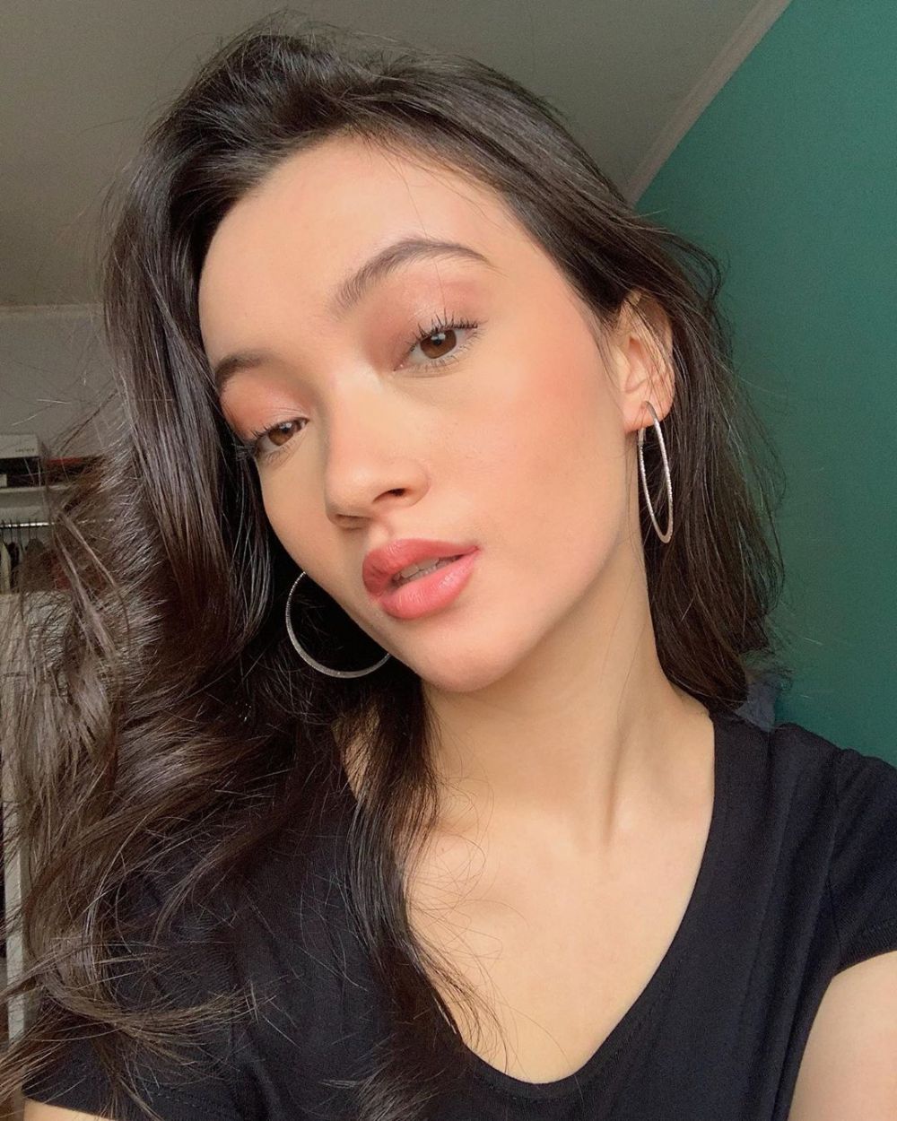 10 Potret Megan Domani saat bermakeup tebal, makin memesona