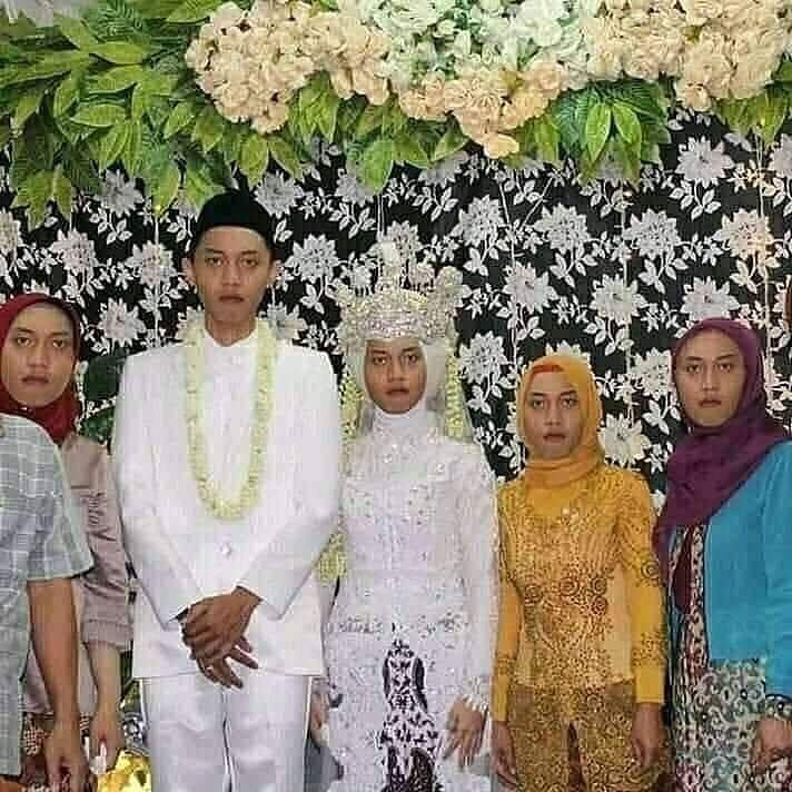 20 Tingkah lucu jomblo pura-pura punya pacar ini bikin ngakak halu