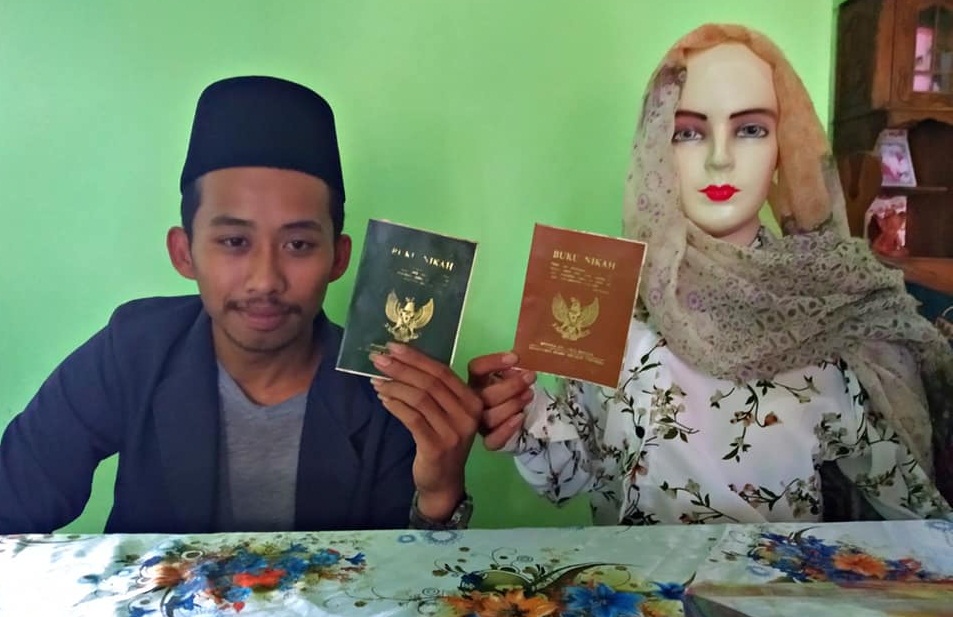 10 Potret lucu jomblo 'pacaran' dengan manekin ini ngenes abis