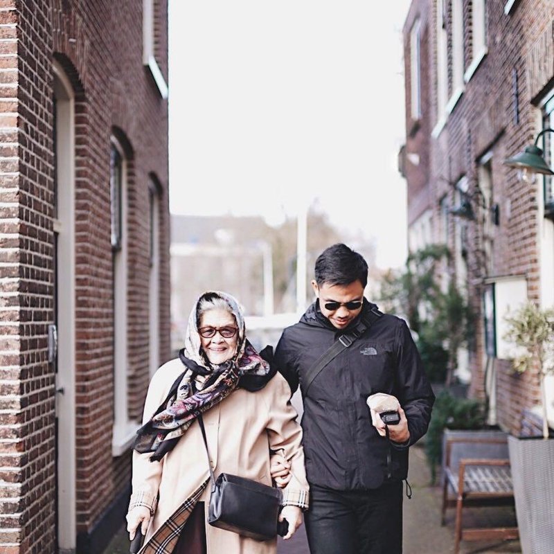 Potret manis 7 seleb Tanah Air bareng sang nenek, curi perhatian