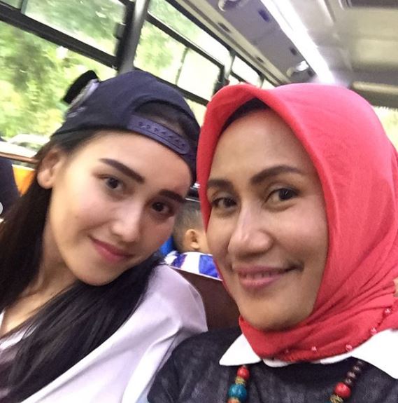 Potret manis 7 seleb Tanah Air bareng sang nenek, curi perhatian