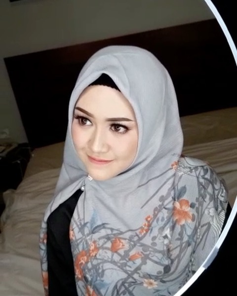 10 Pesona Happy Asmara tampil berhijab, cantik dan menawan