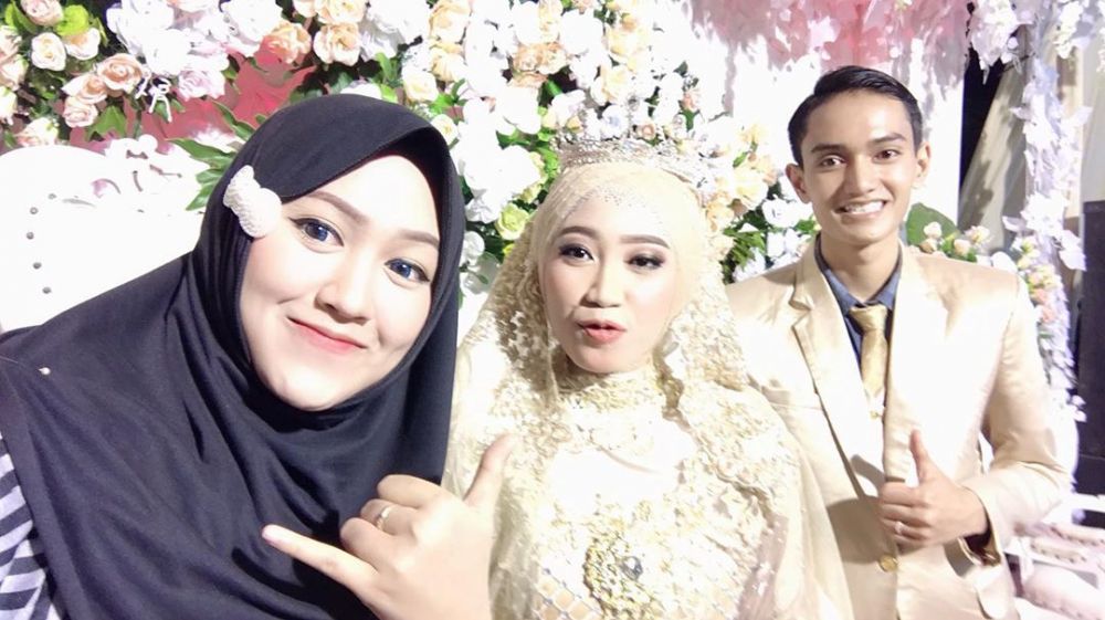 10 Pesona Happy Asmara tampil berhijab, cantik dan menawan