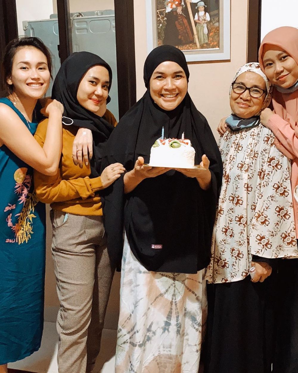 Hadir di momen ultah ibunda Ayu Ting Ting, sosok pria ini jadi sorotan