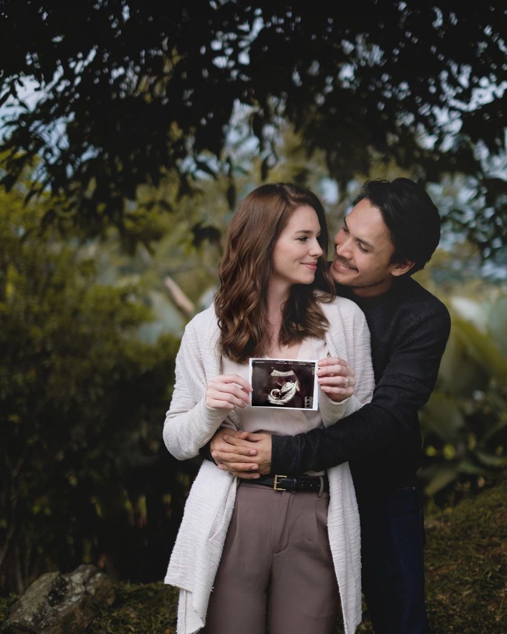 Umumkan hamil, ini 10 potret mesra Randy Pangalila & istri bule