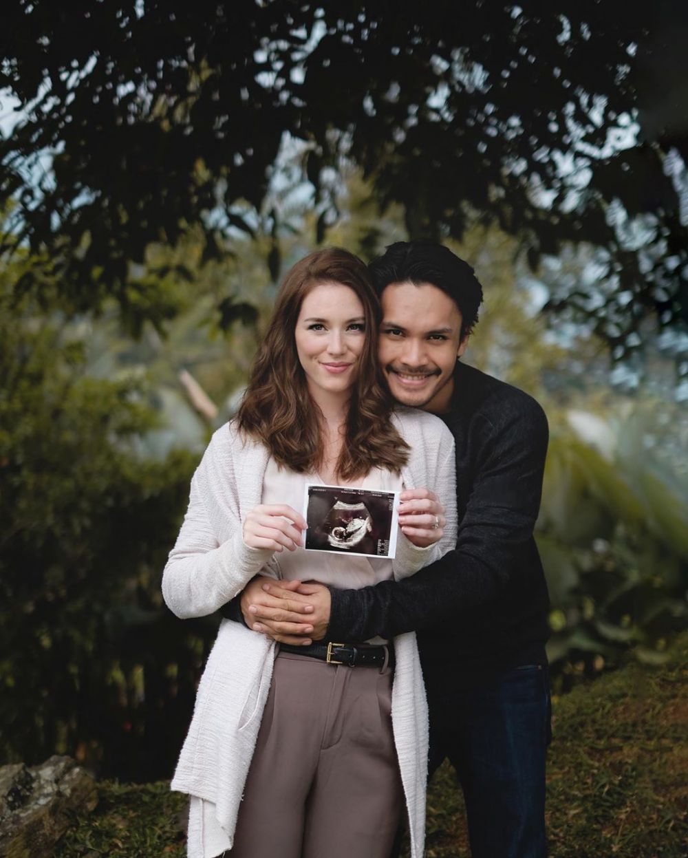 Umumkan hamil, ini 10 potret mesra Randy Pangalila & istri bule