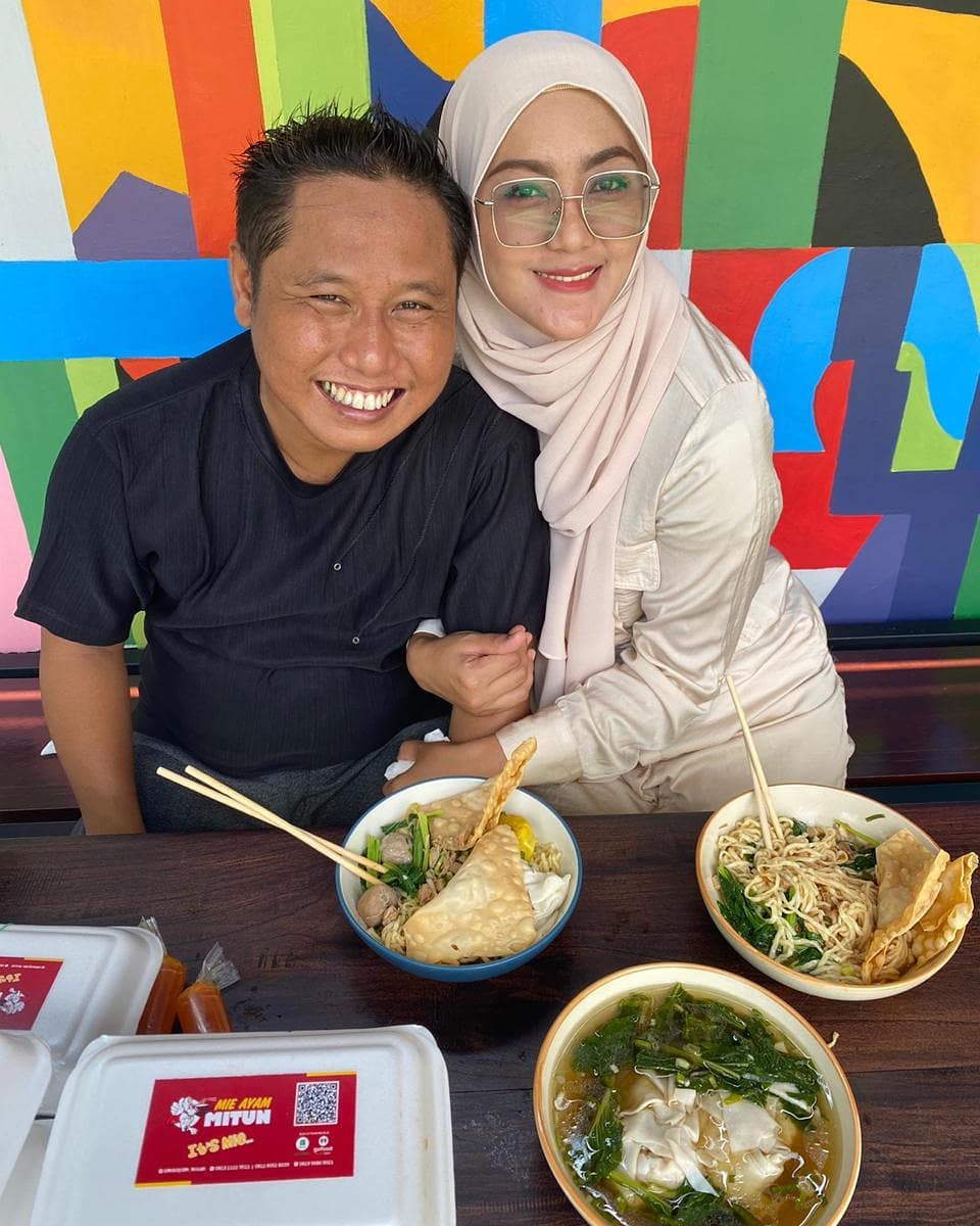 Jarang tersorot, ini 8 momen mesra Narji dan istri