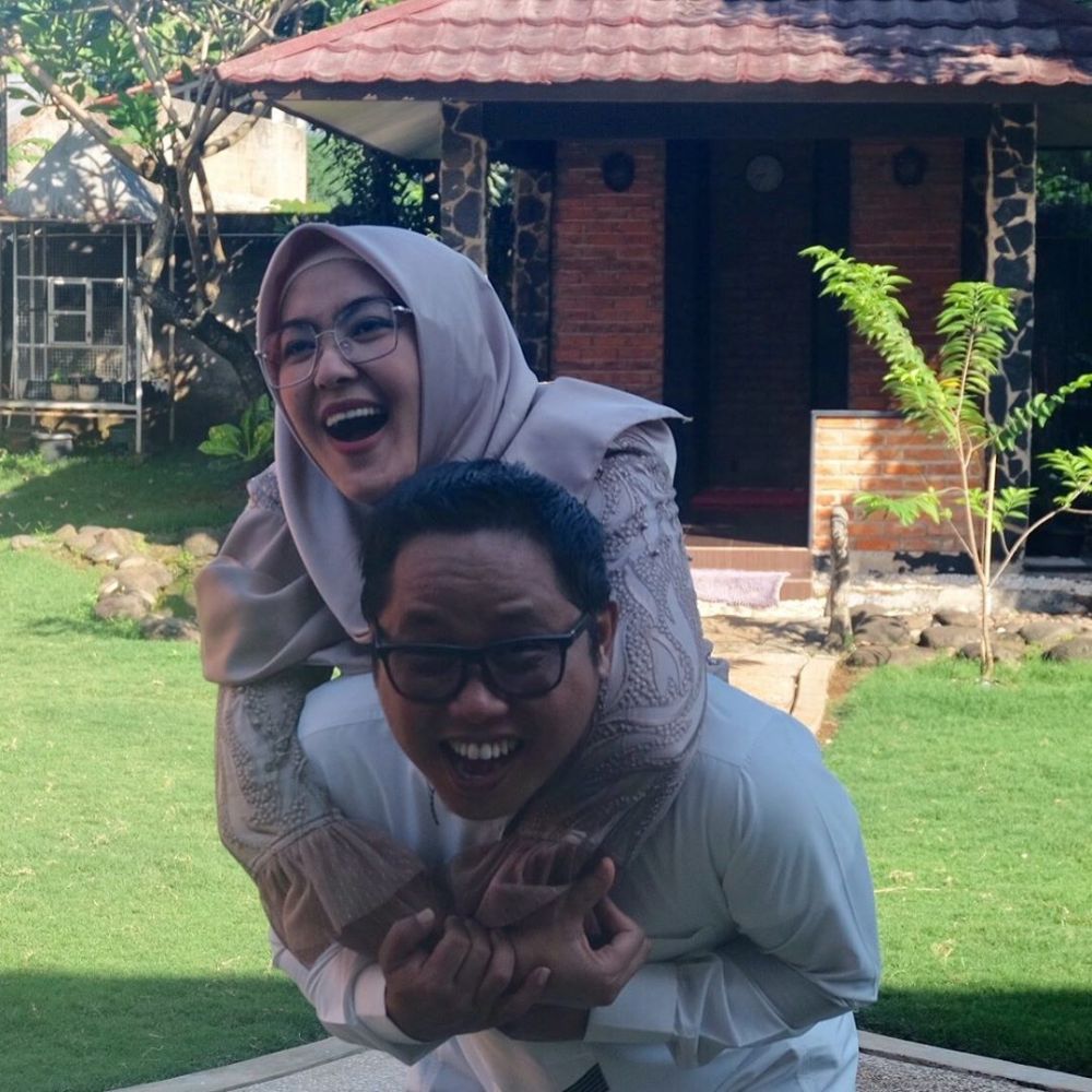 Jarang tersorot, ini 8 momen mesra Narji dan istri