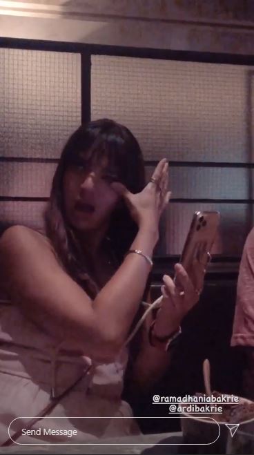 Nia Ramadhani menangis di pundak Ardi Bakrie, alasannya bikin haru