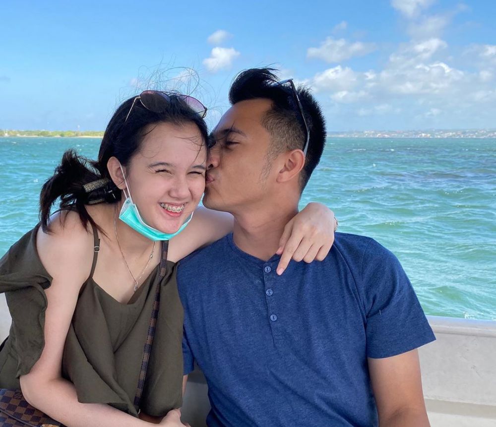10 Potret romantis Eza Gionino dan istri saat babymoon di Bali