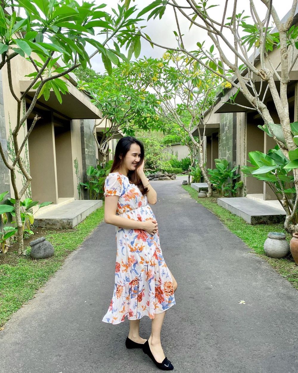10 Potret romantis Eza Gionino dan istri saat babymoon di Bali