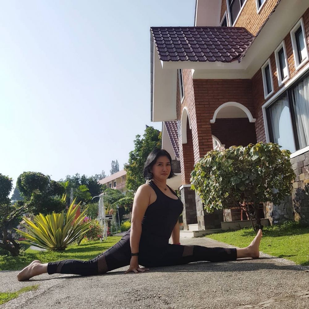 10 Potret terbaru Yurike Prastika, awet muda di usia 52 tahun