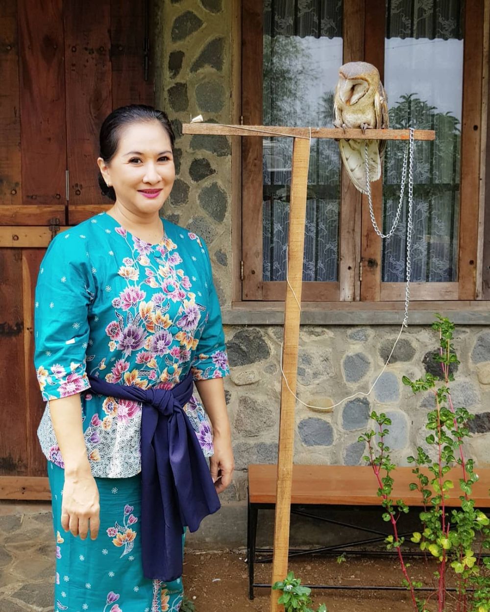 10 Potret terbaru Yurike Prastika, awet muda di usia 52 tahun