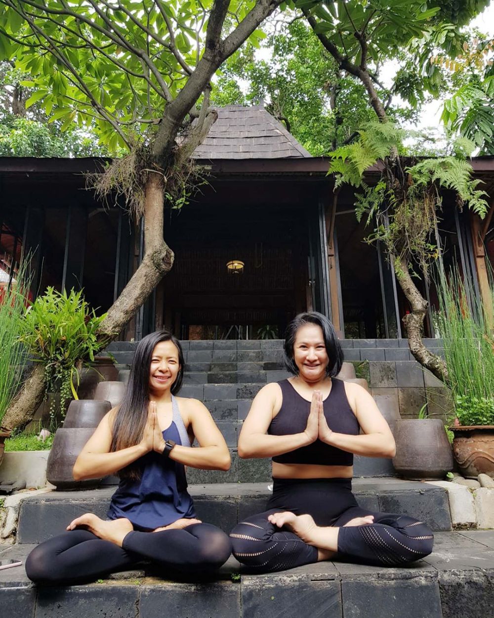 10 Potret terbaru Yurike Prastika, awet muda di usia 52 tahun