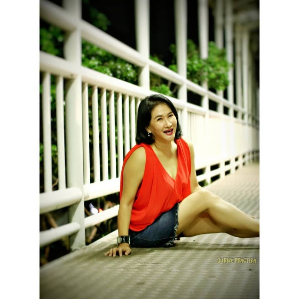 10 Potret terbaru Yurike Prastika, awet muda di usia 52 tahun