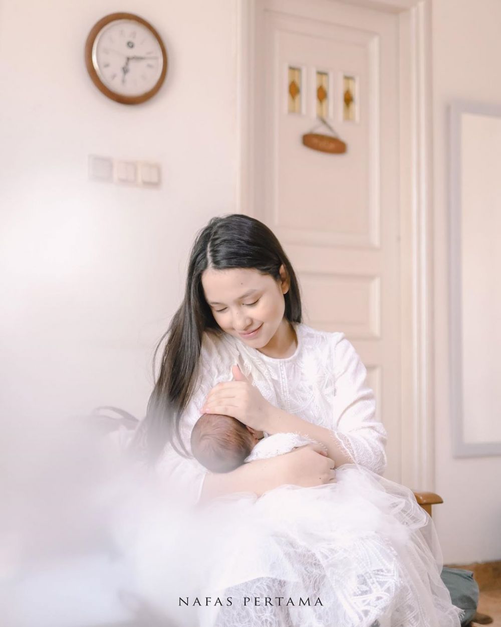 8 Potret terbaru Anjani Dina 'Bu Guru Yola' usai lahiran anak pertama