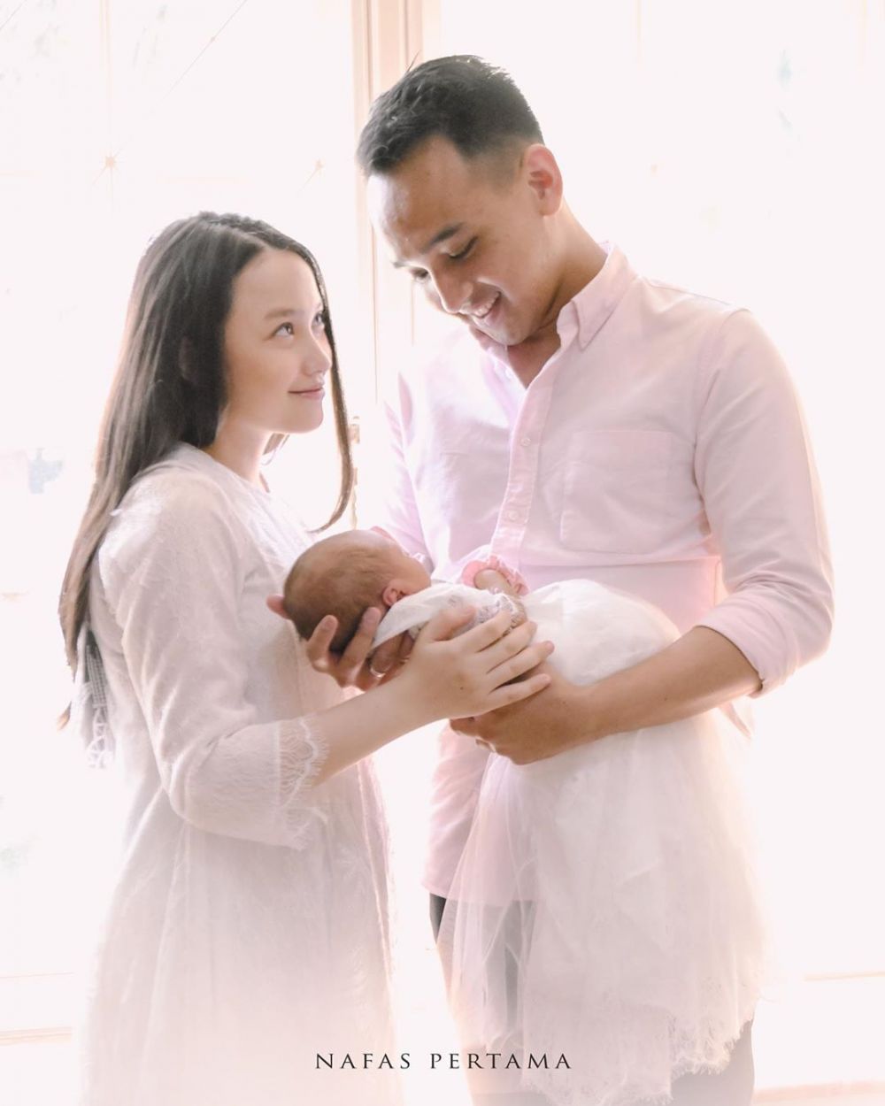 8 Potret terbaru Anjani Dina 'Bu Guru Yola' usai lahiran anak pertama