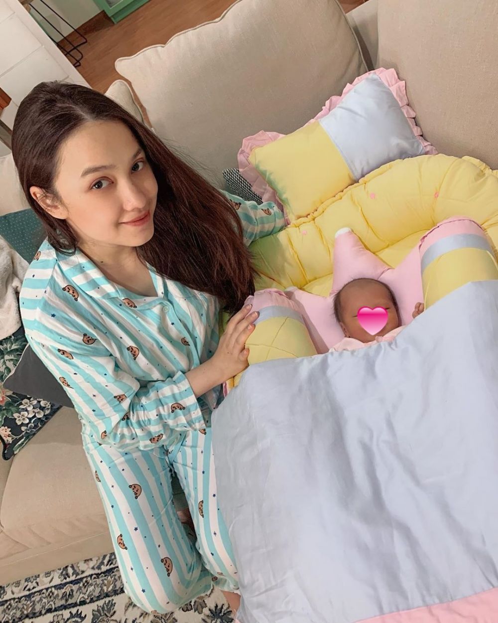 8 Potret terbaru Anjani Dina 'Bu Guru Yola' usai lahiran anak pertama