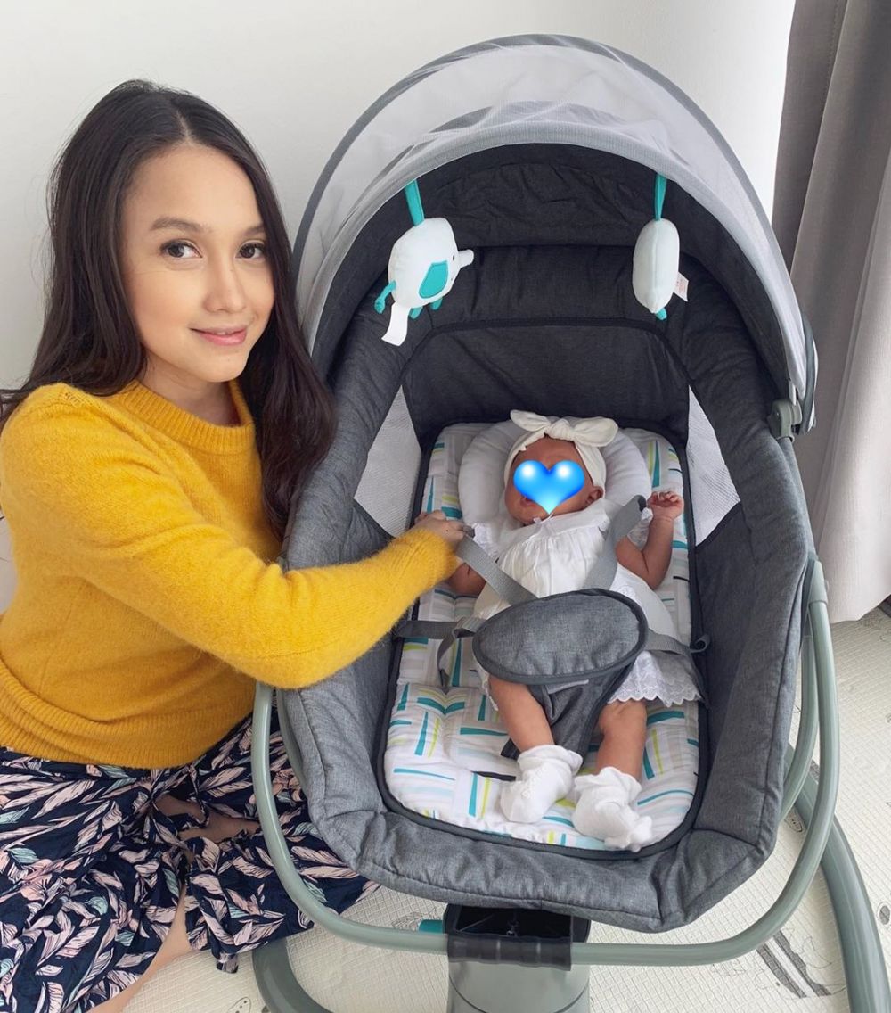 Anjani,sedang,menikmati,perannya,sebagai,ibu,baru,untuk,anak,pertamanya. 