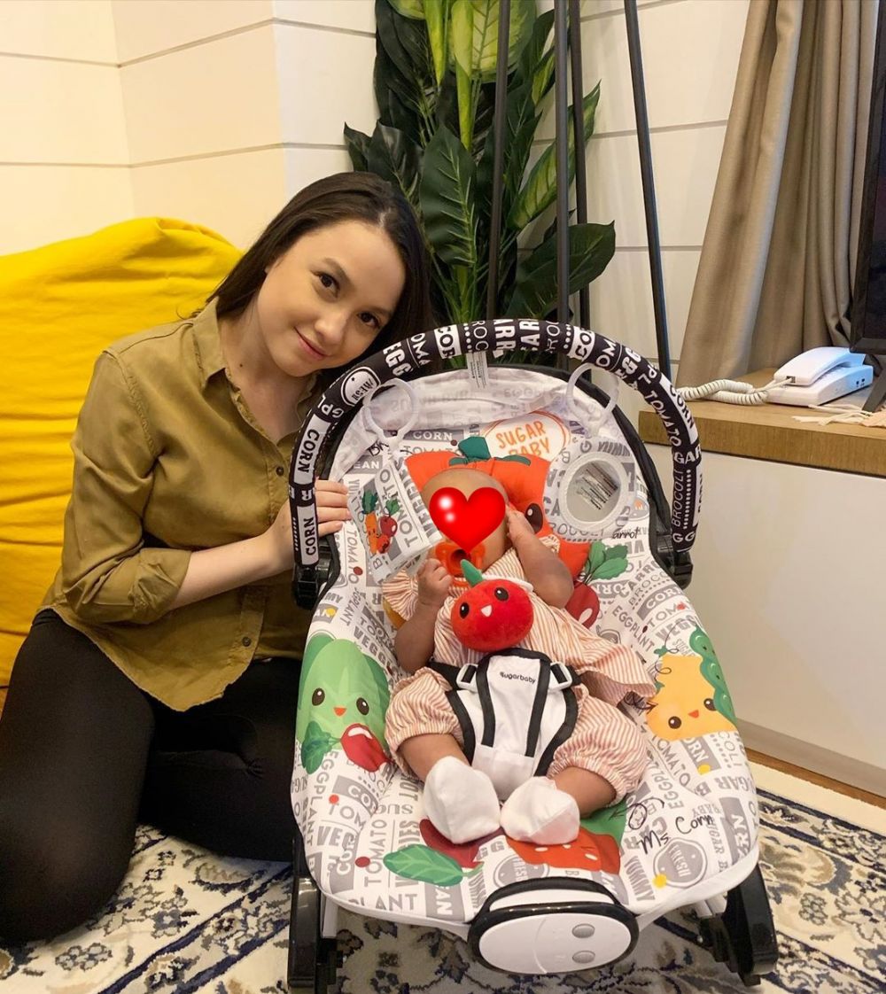 8 Potret terbaru Anjani Dina 'Bu Guru Yola' usai lahiran anak pertama