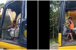 Aksi bocah 5 tahun operasikan ekskavator, angkat puing-puing jembatan