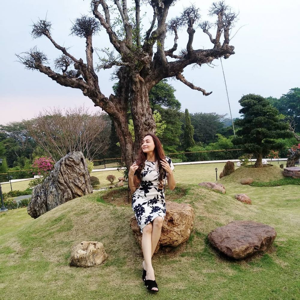 10 Potret terbaru Dewi Rezer, makin memesona di usia 40 tahun