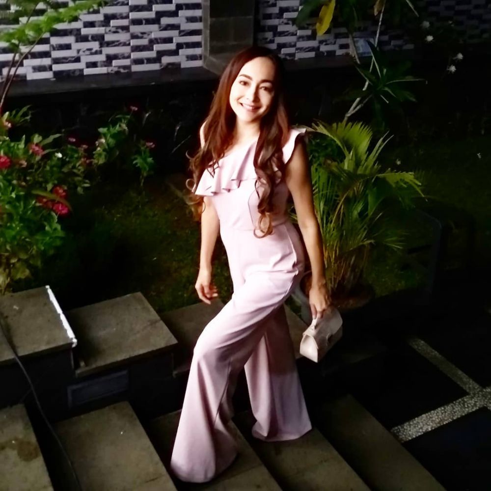 10 Potret terbaru Dewi Rezer, makin memesona di usia 40 tahun