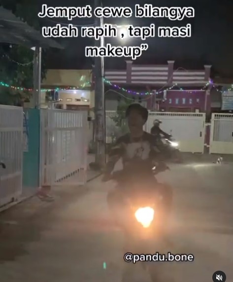 Viral video lelaki jemput pacar di rumah, nyeleneh tapi kocak