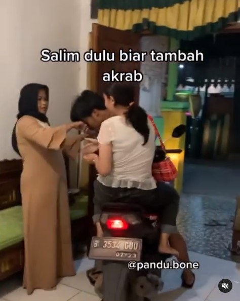 Viral video lelaki jemput pacar di rumah, nyeleneh tapi kocak