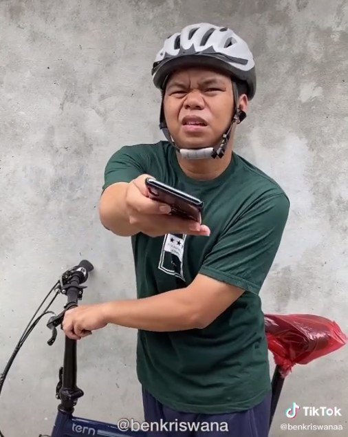 Aksi istri pinjam HP suami untuk beli galon, endingnya tak disangka