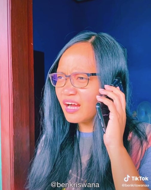 Aksi istri pinjam HP suami untuk beli galon, endingnya tak disangka