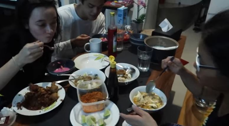 10 Potret kedekatan Jeremie Moeremans & calon mertua, bak anak kandung