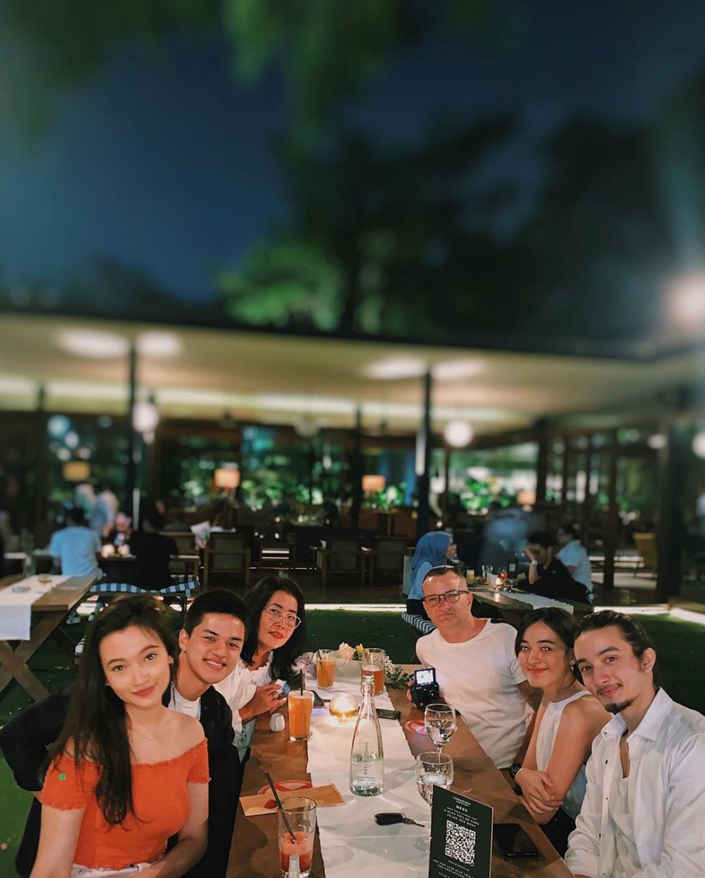 10 Potret kedekatan Jeremie Moeremans & calon mertua, bak anak kandung