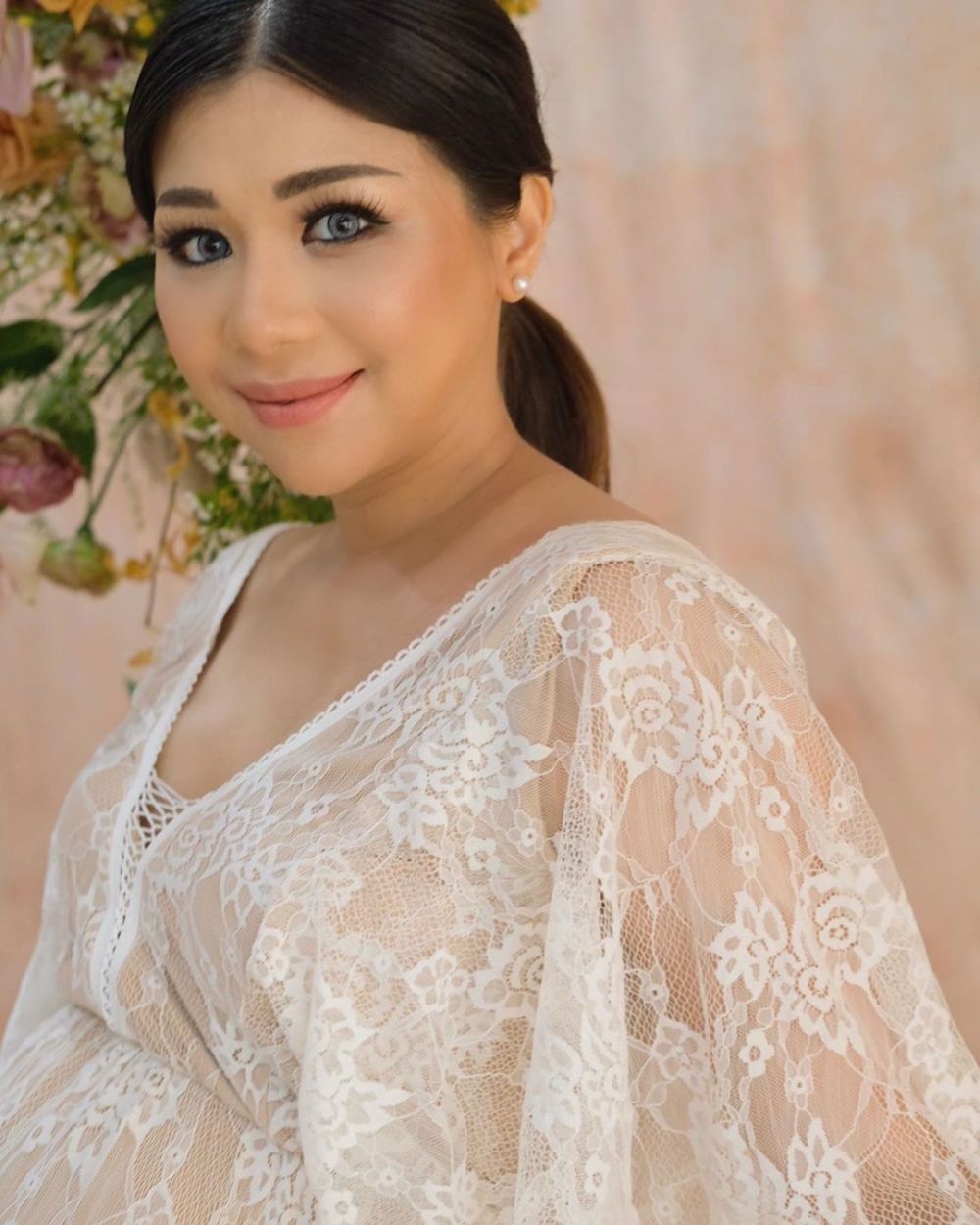 7 Potret maternity istri Choky Sitohang, simpel tapi elegan