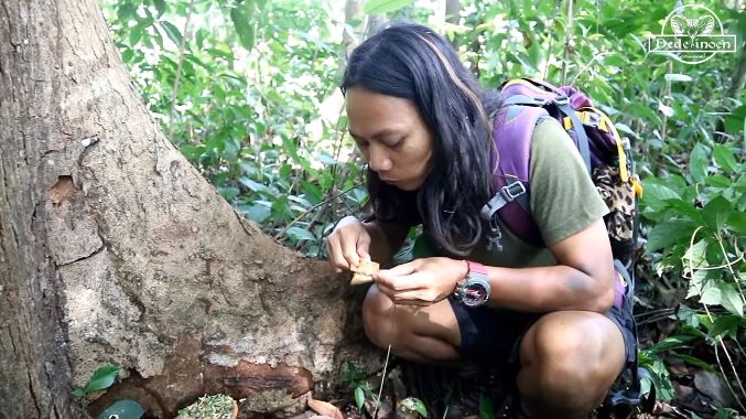 5 Fakta video viral Dede Inoen, mukbang sajen di hutan angker 