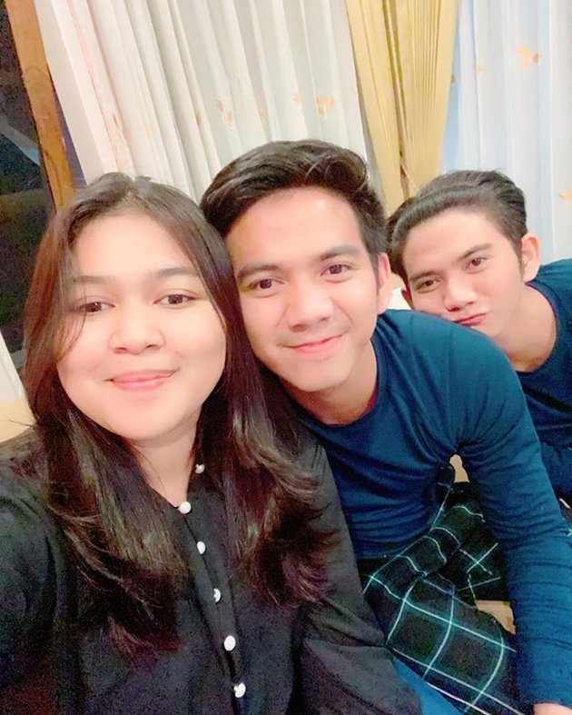 8 Potret kedekatan Rizki DA & Aryaningrat, video cium pipinya disorot