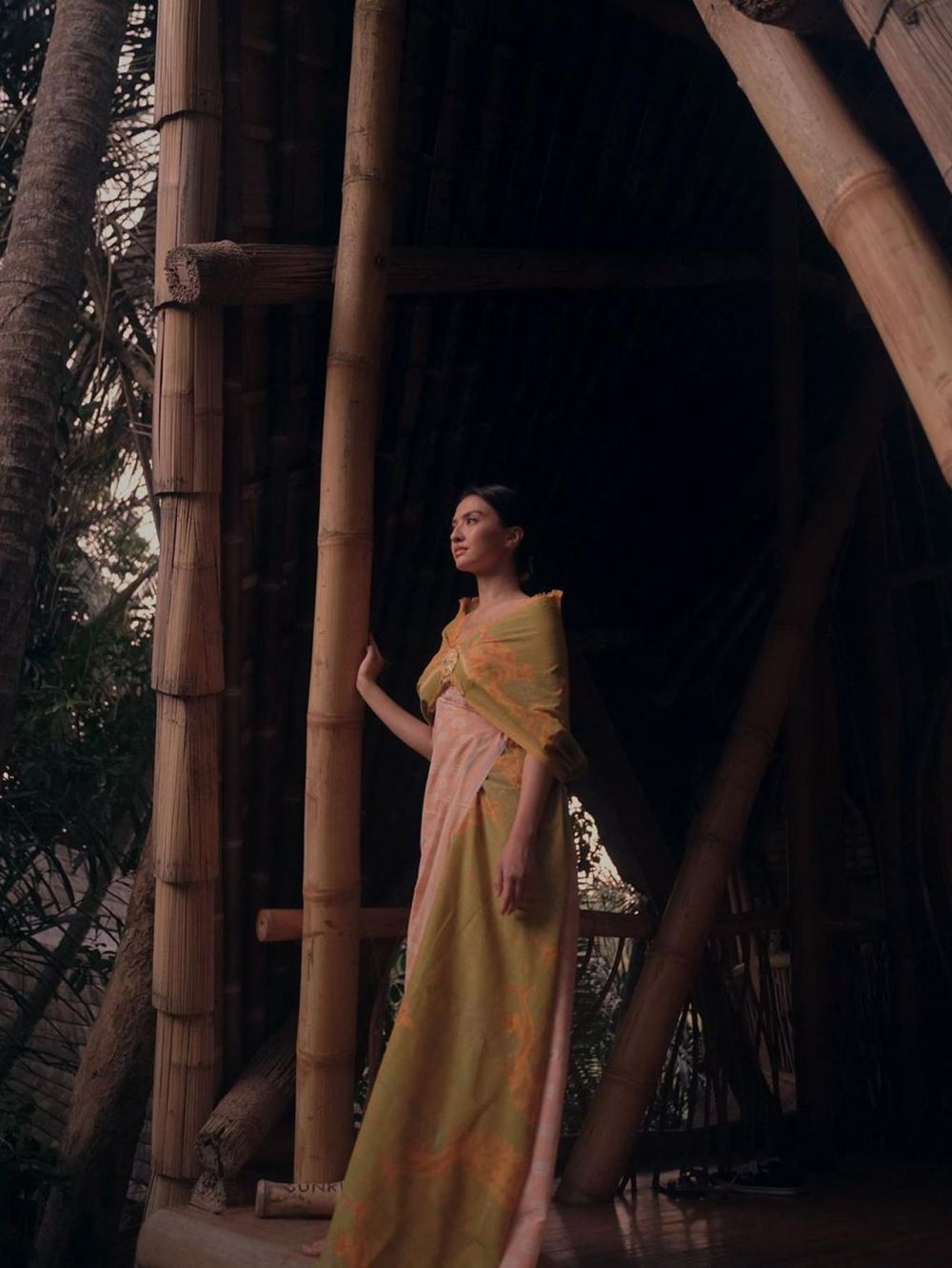 7 Pemotretan Raline Shah dengan kain khas Nusantara, bikin terpana
