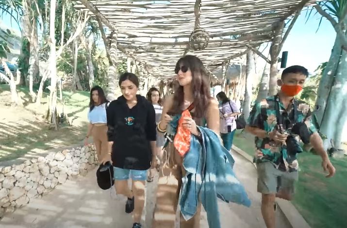 10 Momen Ashanty liburan bareng Nia Ramadhani, heboh naik helikopter