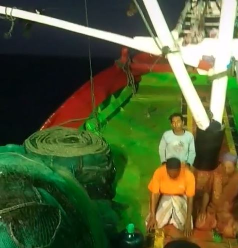 Viral nelayan jalankan ibadah salat di tengah terjangan ombak