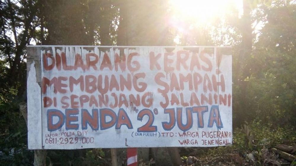 25 Spanduk lucu imbauan buang sampah ini pesannya nyeleneh