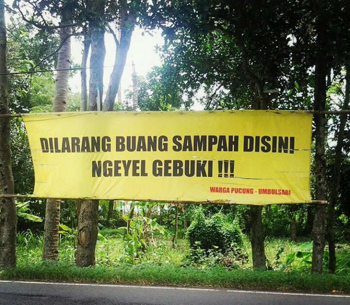 25 Spanduk lucu imbauan buang sampah ini pesannya nyeleneh