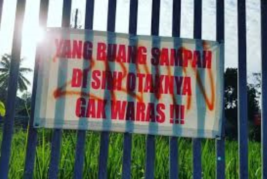 25 Spanduk lucu imbauan buang sampah ini pesannya nyeleneh